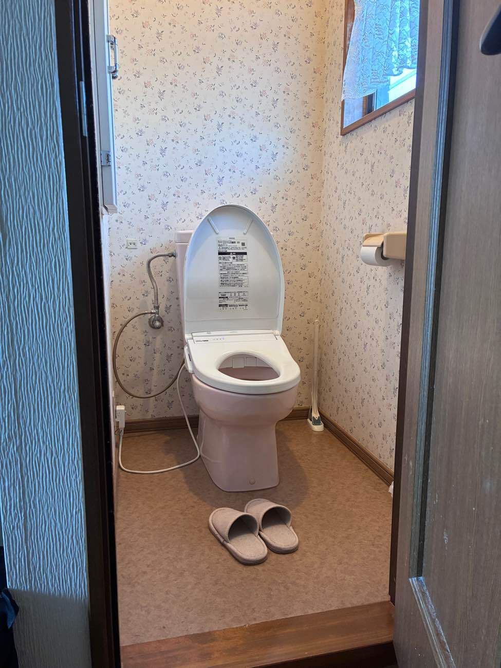 トイレ交換と内装一新で爽やかな空間へ
