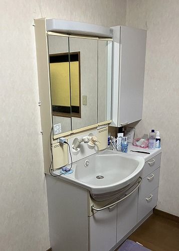 電気温水器付き洗面台への交換リフォーム