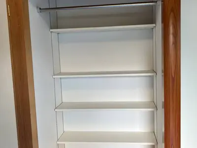 収納棚を取り付けて押入を有効活用