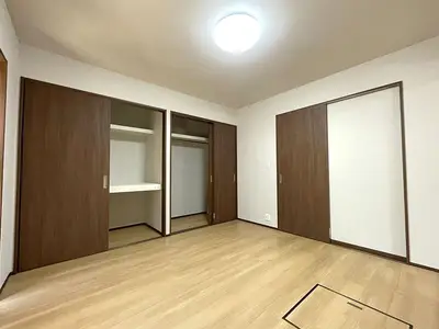 木目で統一したキッチン&収納力UPで明るい雰囲気のお部屋