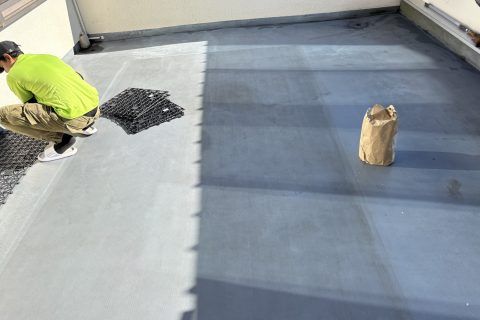 バルコニーに人工芝を敷設し快適な空間へ