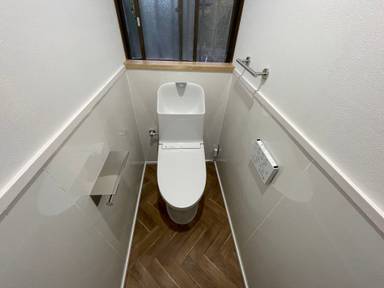 明るく清掃性に優れた子どもも喜ぶトイレ改修