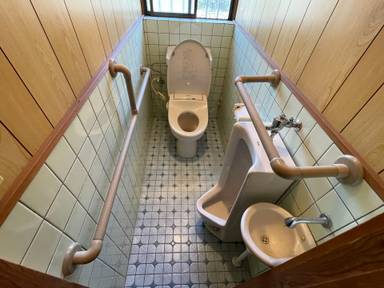 明るく清掃性に優れた子どもも喜ぶトイレ改修