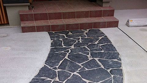 玄昌石の乱形石貼りで上品な玄関アプローチへ