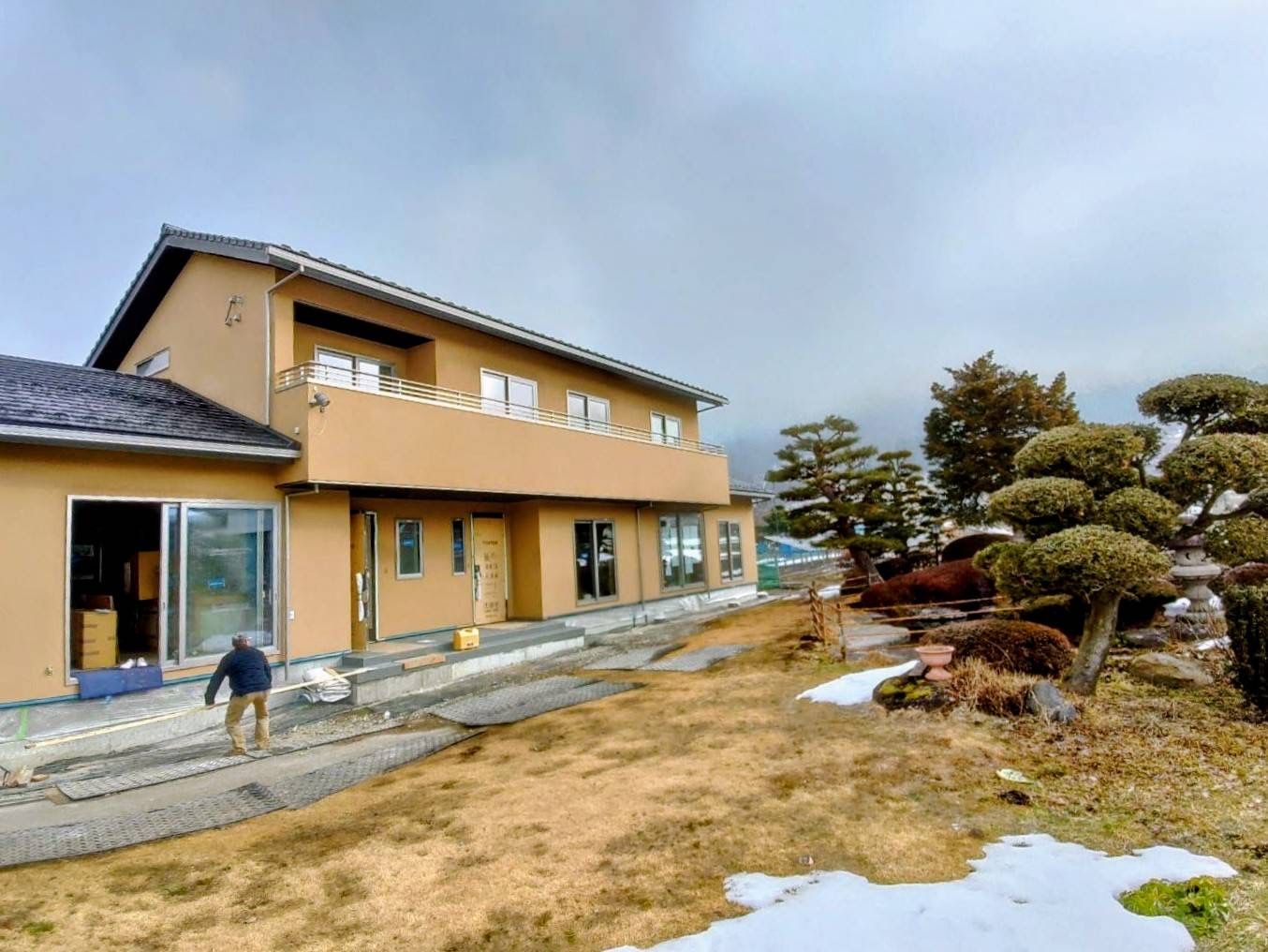 日本庭園に調和するジャワ鉄平石アプローチ施工