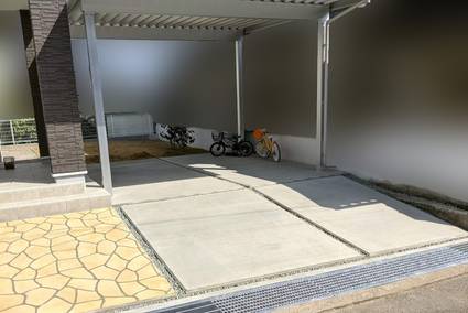 傾斜地を活かしたカーポートとデザイン外構
