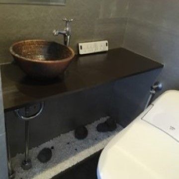 信楽焼手洗い鉢と白砂利が映える和モダン便所