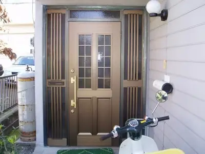 陽が入り込み明るい玄関に