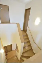 階段を架け替え緩やかに 定年後も安心の住まい