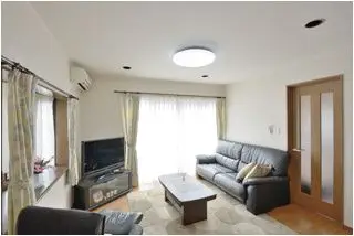 階段を架け替え緩やかに　定年後も安心の住まい