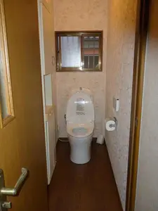 清潔で暖かみのあるトイレ空間