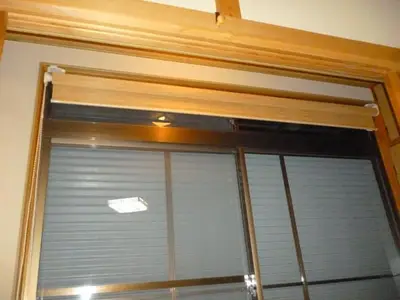 ロールスクリーン取付でモダンな部屋に