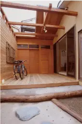 四方を囲まれた古い家が、 光と風でよみがえる