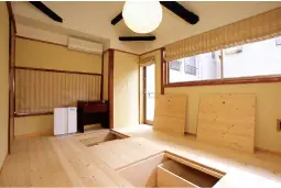 四方を囲まれた古い家が、 光と風でよみがえる