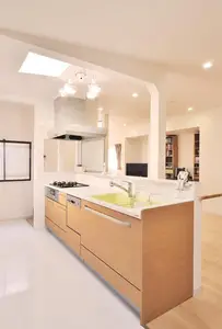 天窓から陽光が降り注ぐ大きなLDK