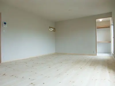 築年数が経った部屋。 木の香りがする部屋へ生まれ変わりました
