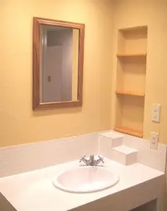 モザイクタイルとパイン材を使用しデザインしました。