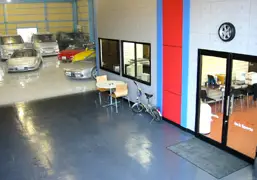 倉庫内におしゃれな事務所を