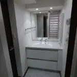 白と黒のモダンな空間