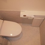 コンパクトなタンクレスタイプのトイレで狭い空間を広く