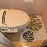 コンパクトなタンクレスタイプのトイレで狭い空間を広く
