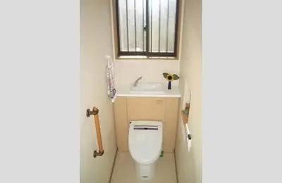 カウンター付きのお洒落なトイレに一新のリフォーム事例