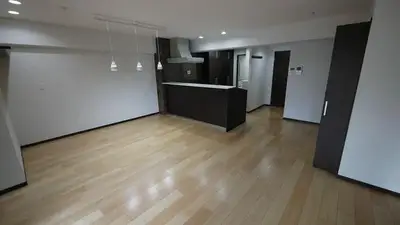 白と黒のモダンな空間のリフォーム事例