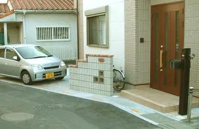 ポップで温かみある南欧風エクステリアのリフォーム事例