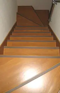 上から張るだけ、簡単な「リフォーム階段」のリフォーム事例