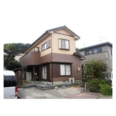 屋根の漆喰を直した上で屋根と外壁を塗装しました