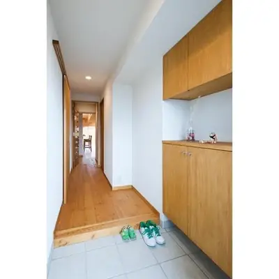 間接照明が演出する珪藻土塗りの広々LDK