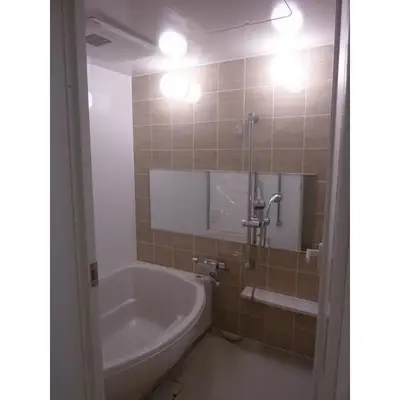 モザイクタイルと間接照明がアクセントの広々LDK