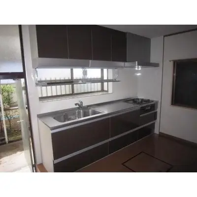 ダークブラウンのキッチンが引き立つホワイトカラーの内装