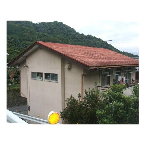塗装不要で軽量な天然石コーティング屋根材を使用しました