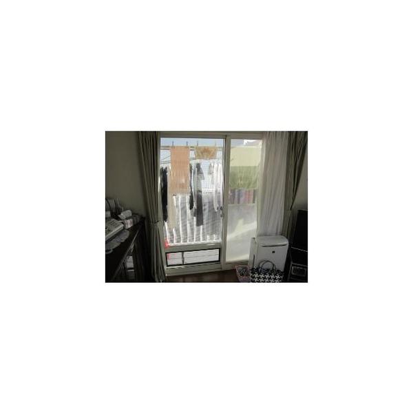 愛猫のために履きだし窓に専用出入り口をもうけました。