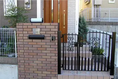 防犯性とシンプル美を求めた門扉のリフォーム事例