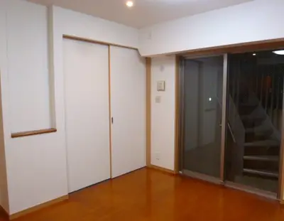 新婚カップルと子犬の為の家