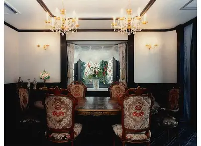 シャンデリアとクラッシック家具で豪華なダイニングルーム
