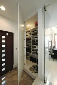 吹抜けとガラスの間仕切りで開放感のあるＬＤＫ