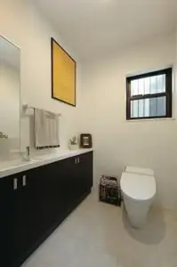 吹抜けとガラスの間仕切りで開放感のあるＬＤＫ