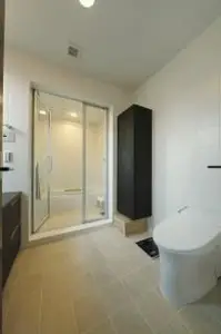 吹抜けとガラスの間仕切りで開放感のあるＬＤＫ