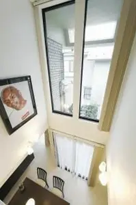 吹抜けとガラスの間仕切りで開放感のあるＬＤＫ