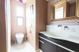 双子のアーチが特徴的な二世帯住宅