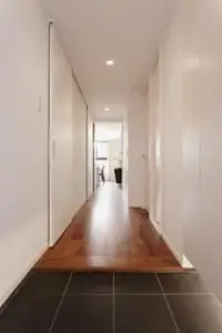 白と黒のコントラストマンション