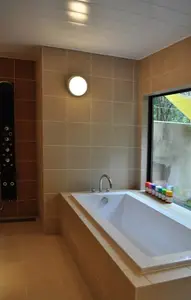 サウナも備えた贅沢バスルーム