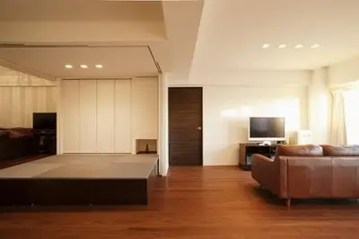 家族のふれあいとモダンデザインが共存する洗練された二世帯