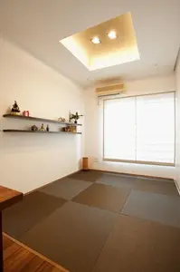 ウォールナットの無垢床に映える白いキッチンとのコントラスト