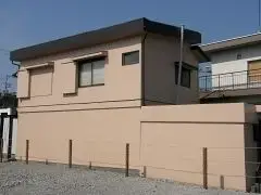 暖色で統一し落ち着いた外観に