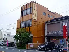 オレンジで柔らかい外観に