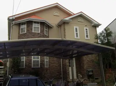 サーモンピンクが特徴的な外観